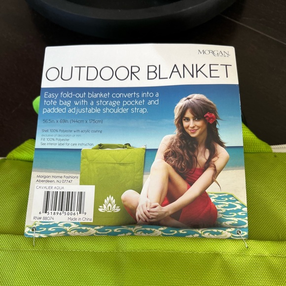 NWT Outdoor Blanket with Shoulder Strap - Picture 3 of 3